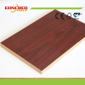 Precio al por mayor de grano de madera color / blanco color melamina resistente al agua MDF