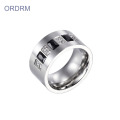 Anillo de banda ancha para hombre de acero inoxidable con piedras