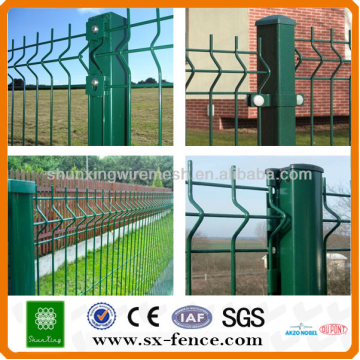 Coated wire mesh fence wall