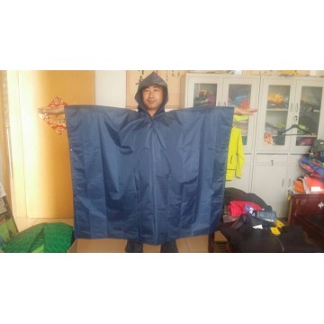 weißer PVC-Kinderregenponcho mit Regenschutzkappe