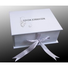 Caja de regalo con la manija y el logotipo del comprador