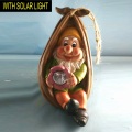 Mignon nain avec lumière solaire Polyresin Gnome de jardin Décoration suspendue