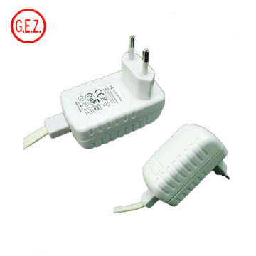 Adaptateur électrique mondial couleur blanche