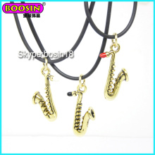 Atacado Metal Alloy Gold Saxophone Charm Necklace