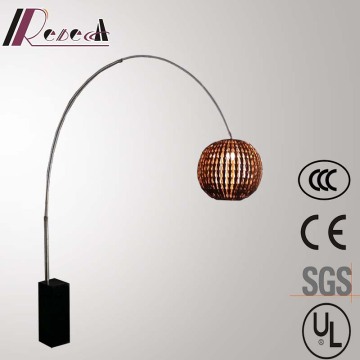 Estilo chinês Bronze Rattan Lanterna Peixe Iluminação Luminária de pé