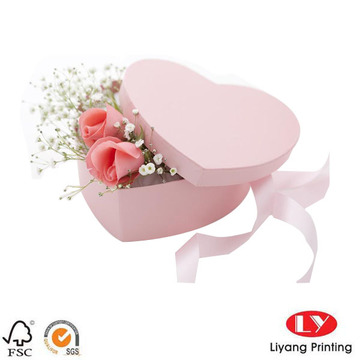 Boîte cadeau en papier de forme de coeur rose pour les fleurs