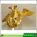 Emblema de metal con forma de águila dorada