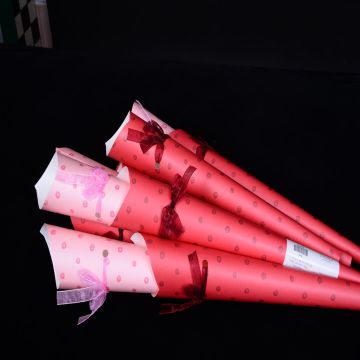 Embalagem de papel de tubo rosa dos namorados com corda de organza