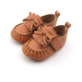 Mocassins de bebê com fivela de couro macio com borla marrom bowknot