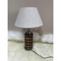 Greyson -Tischlampe durch massives Holz