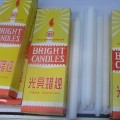 Buena Caja Amarilla Con Velas Blancas Brillantes Para El Hogar