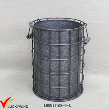 Jardineira de metal galvanizado ao ar livre