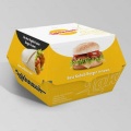 Композиция из гамбургеров и свежих овощей в бумажной коробке