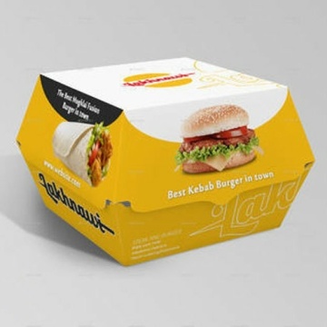 Hamburguesa y composición de verduras frescas en caja de papel.