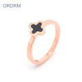 Anillo de trébol de cuatro hojas de acero inoxidable con banda para mujer