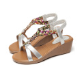 Damen Sandalen mit Keilabsatz am Strand