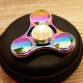 Spinner más nuevo del hilandero del triángulo del arco iris del metal de la mano