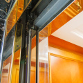 Madeira e espelho decoram elevador de passageiros para deficientes