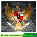 Emblema de metal con forma de águila dorada