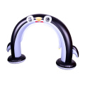 Penguin de rociador de arco inflable de PVC al aire libre para niños