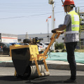 un rodillo compactador cilíndrico de hierro