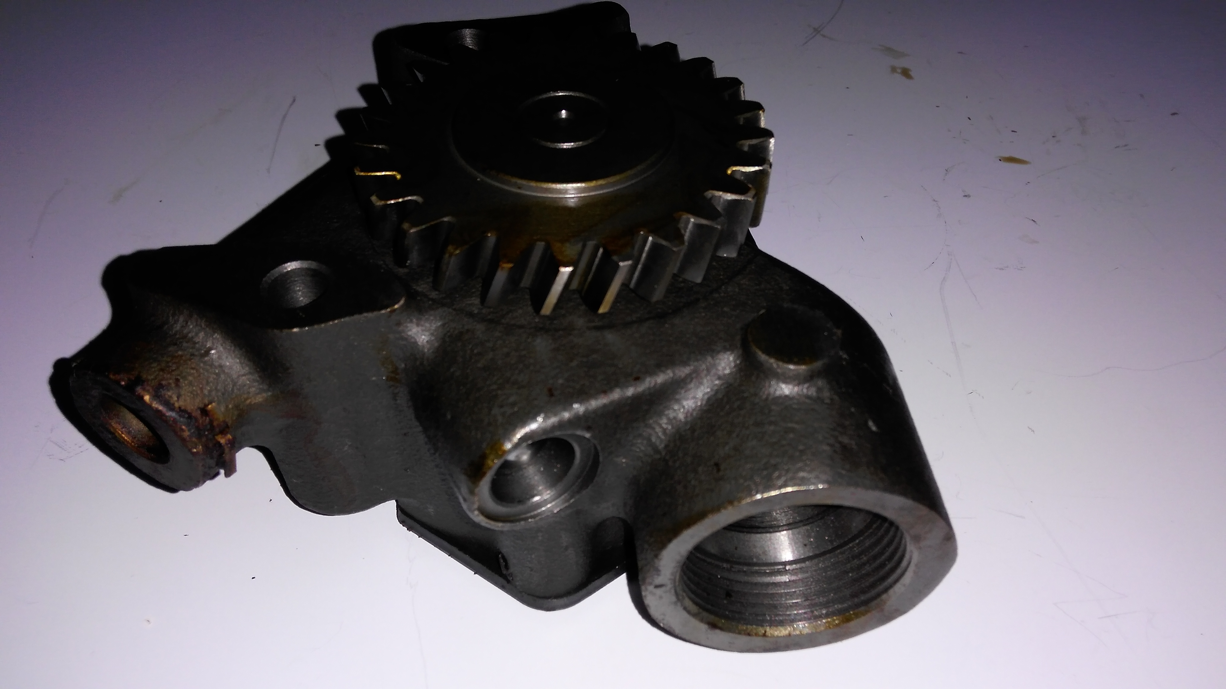 F6L913 oil pump 1