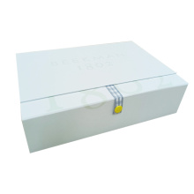 Boîte cadeau en forme de livre blanc avec bouton en métal