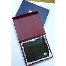 Сложенная бумажная коробка для бумажника с бумажн