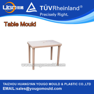 Table carrée en plastique moule