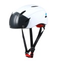 Casco de ciclismo con visor en venta.