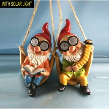 Enorme Swinging Dwarf com Solar Light Polyresin Hanging Garden Decoration