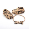 Mocassins bebê de leopardo com tiara de bowknot feita à mão