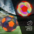 Luminöser LED -Leuchten im dunklen Fußballball
