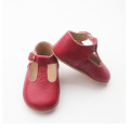 Chaussures de bébé à barre en T rouge vif de Noël