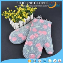 Black and Red Color Pattern Heat Resistant Silicone Glove