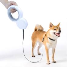 Laisse de chiens rétractable avec de la lumière