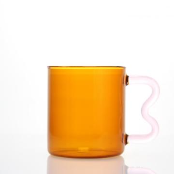 Caneca de café de vidro de cor de cor clara com punhal manual