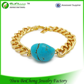 Uma bela pedra preciosa azul-turquesa e pulseira de corrente de ouro