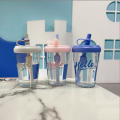 Tragbare Wasserflasche aus Kunststoff mit Strohhalm