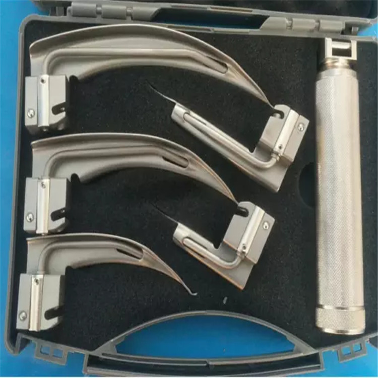 Fiber optic laryngoscope blade