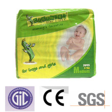 Bebê usar fralda descartável com superfície seca para toda a noite.