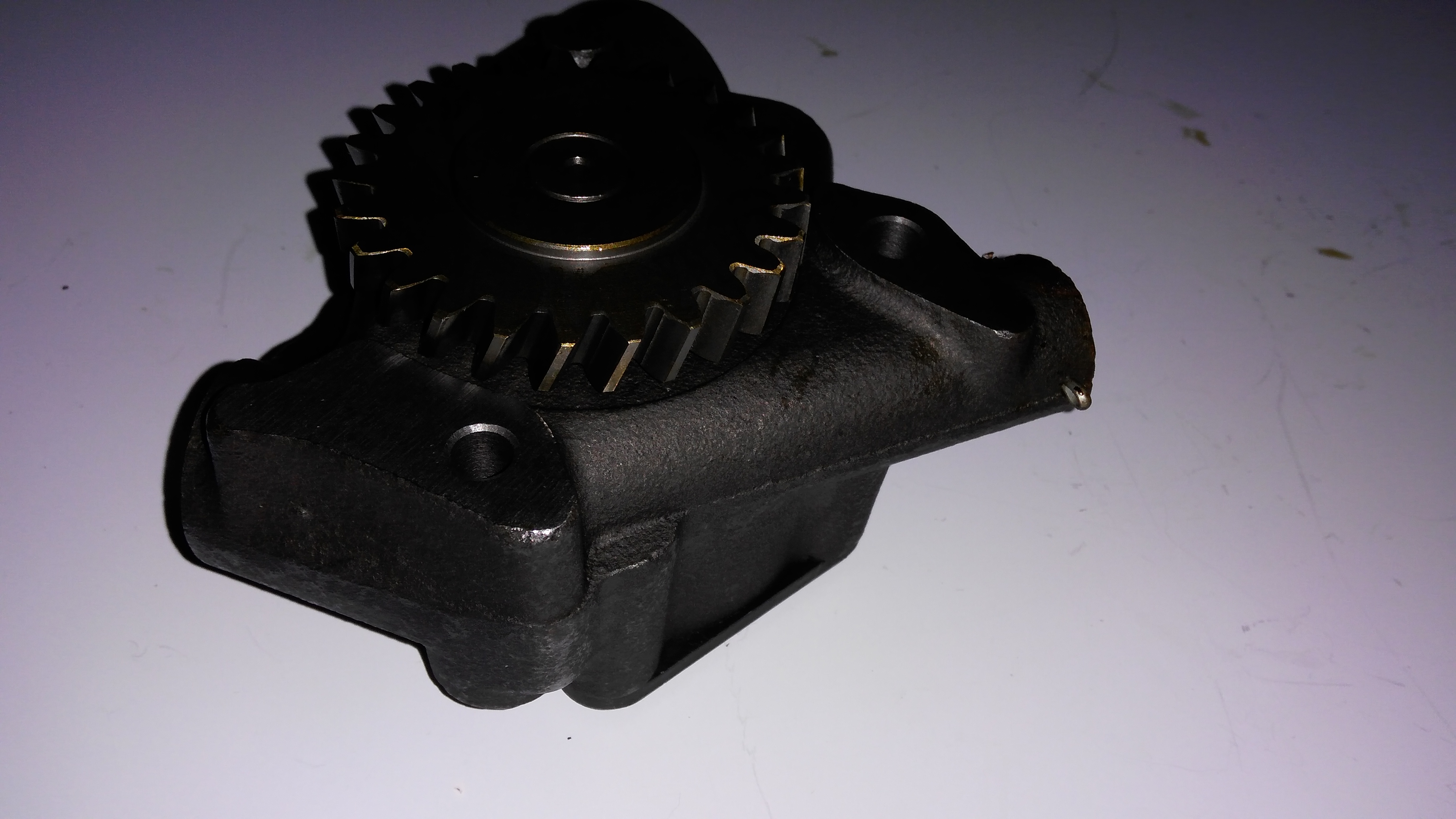 F6L913 oil pump 3