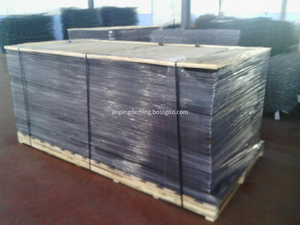 welded wire mesh fence in pallet