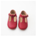 Chaussures de bébé à barre en T rouge vif de Noël