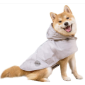 Poncho da chuva do cão cinzento com capuz