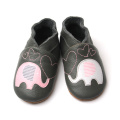 Sapatos de couro macio genuíno por atacado e confortáveis ​​para bebês