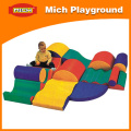 Kind verwendet Soft Play Equipment zum Verkauf