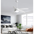 Luces de ventilador de techo con estilo en la sala de estar