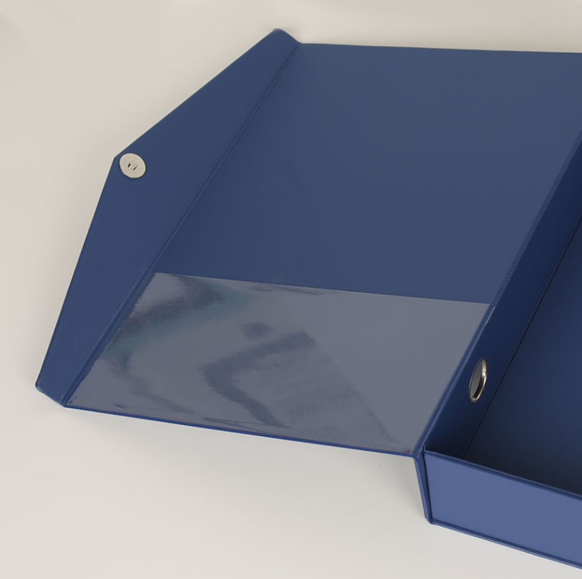 Plastic file box without clips