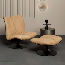 Moderner brauner Stuhl und Osmanisch